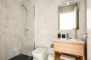 Een douche, een haardroger, handdoeken