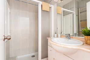 Dusche, Haartrockner, Handtücher