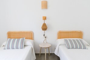 2 chambres, coffres-forts dans les chambres, fer et planche à repasser