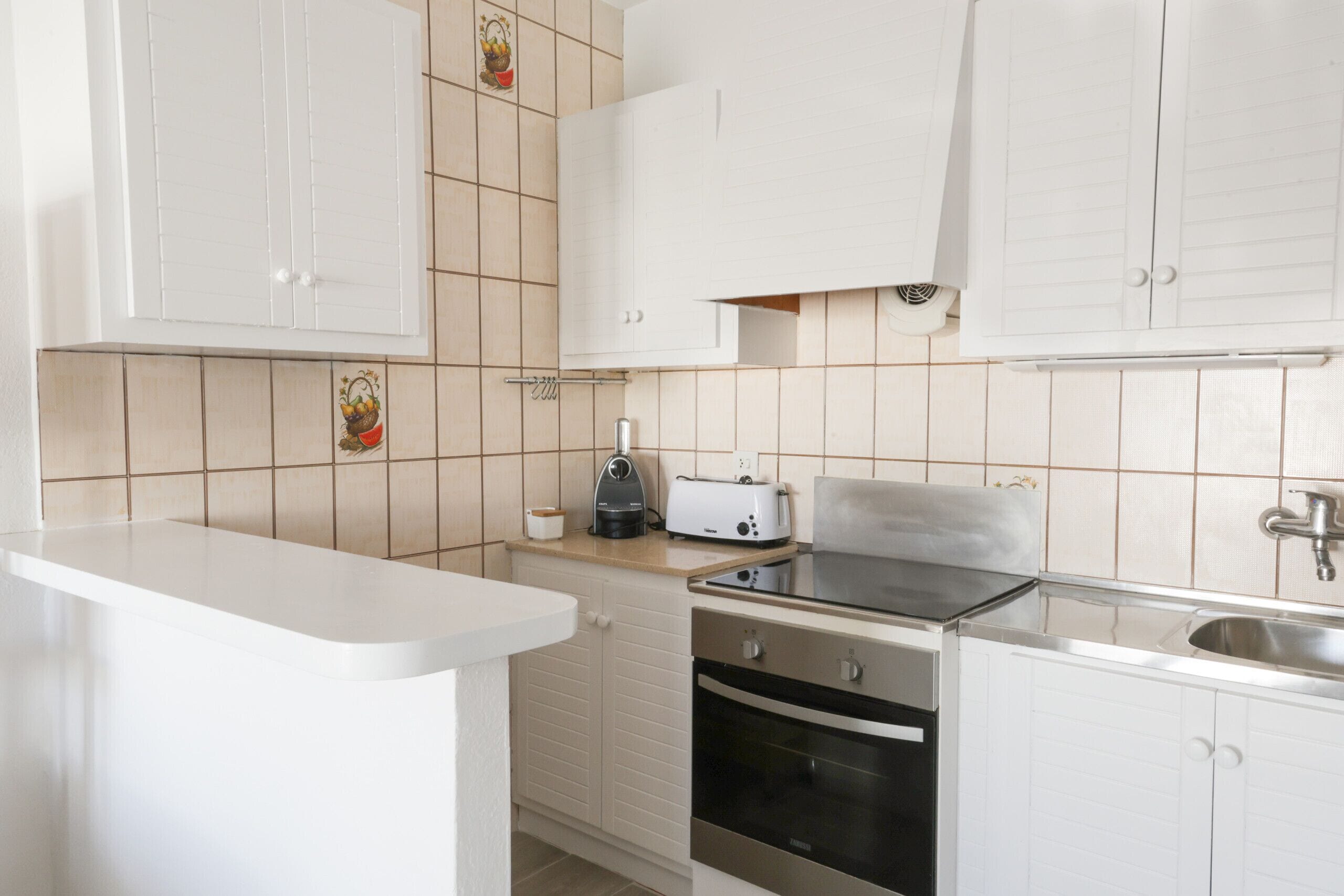 Een koelkast, een microgolfoven, een oven