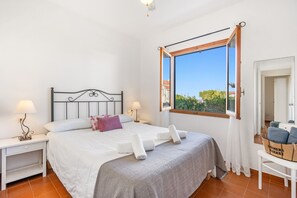 2 bedrooms, in-room safe, iron/ironing board, free WiFi