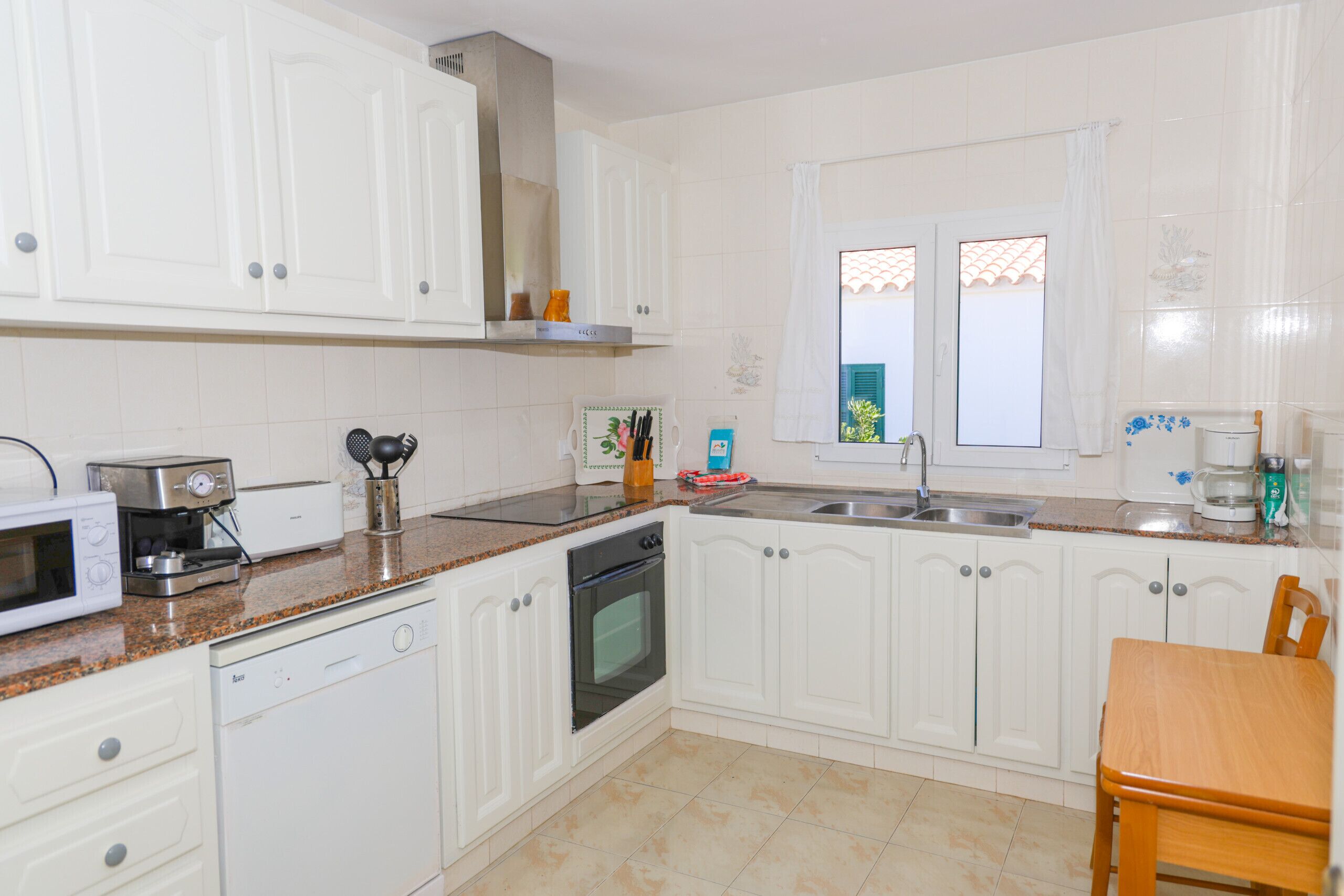 Kjøleskap, mikrobølgeovn, ovn og oppvaskmaskin