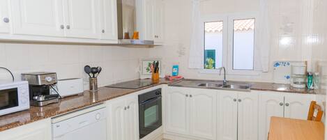 Kjøleskap, mikrobølgeovn, ovn og oppvaskmaskin