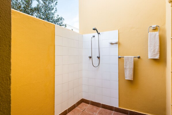 Dusche, Haartrockner, Handtücher