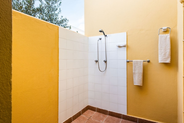 Dusche, Haartrockner, Handtücher