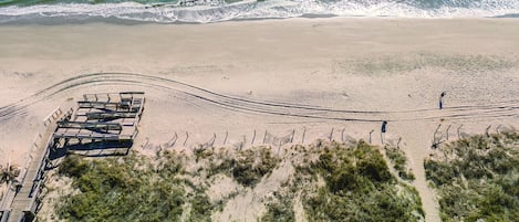En la playa, camastros y toallas de playa