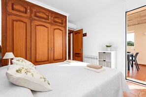 2 slaapkamers, een kluis op de kamer, gratis wifi, beddengoed