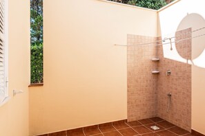 Regadera, secadora de cabello, toallas