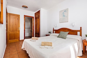 3 bedrooms, in-room safe, iron/ironing board, free WiFi - Villa Romani by Escape Home (Son Bou)