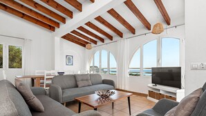 TV - Villa Esplendor by Escape Home (Son Bou)