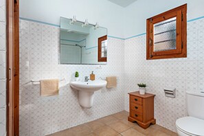 Bathtub, hair dryer, towels