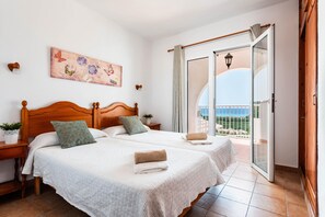 5 chambres, coffres-forts dans les chambres, fer et planche à repasser