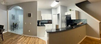Cheerful-Spacious Townhome