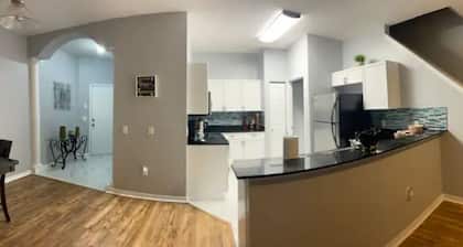 Cheerful-Spacious Townhome