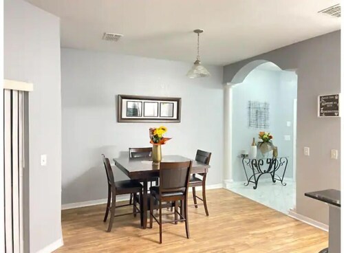 Cheerful-Spacious Townhome