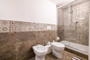 Dutxa, assecador de cabells, bidet i tovalloles 