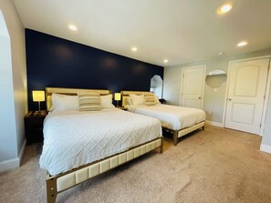 4 habitaciones, escritorio y tabla de planchar con plancha 