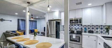 Kylskåp, mikrovågsugn, ugn och spishäll