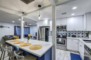 Køleskab, mikrobølgeovn, ovn, kogeplade