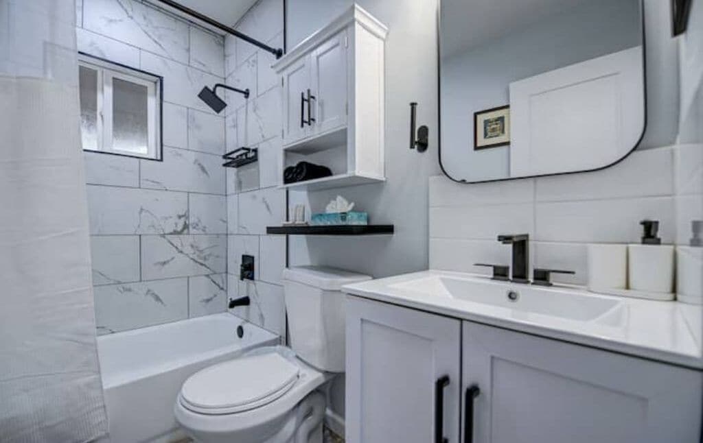 Een haardroger, handdoeken, shampoo, toiletpapier