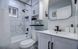 Séchoir à cheveux, serviettes fournies, shampooing, papier de toilette