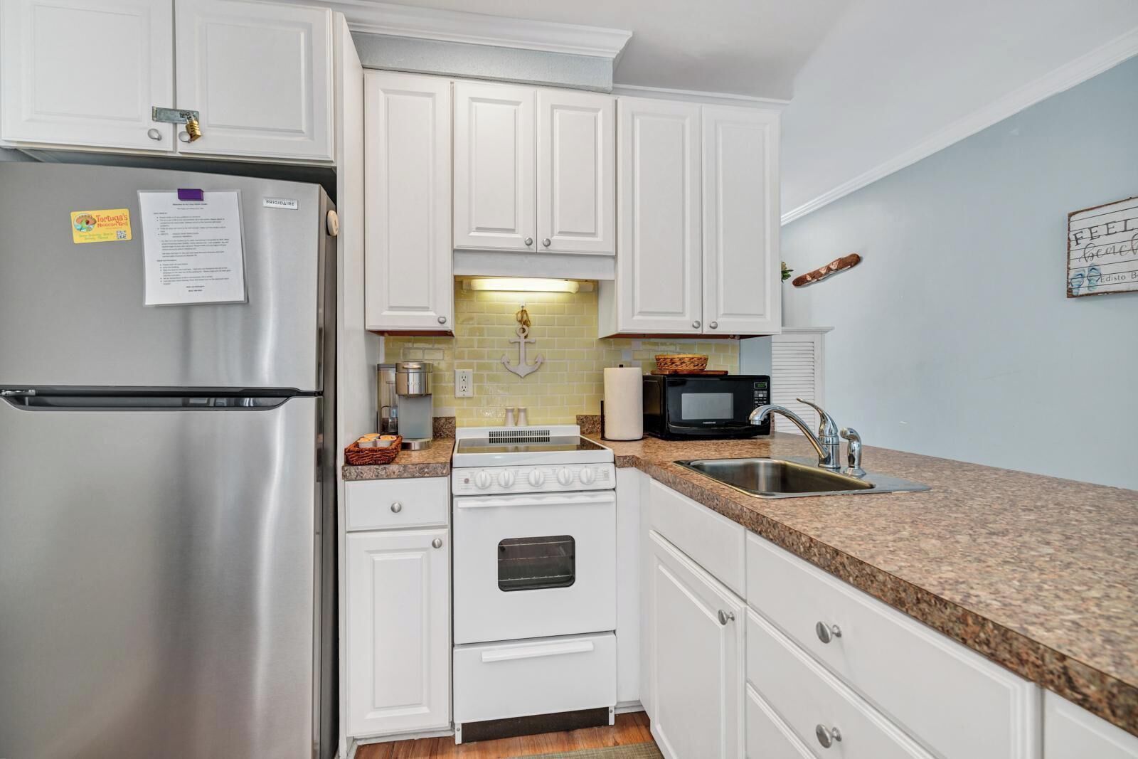 Jääkaappi, mikroaaltouuni, uuni, liesi