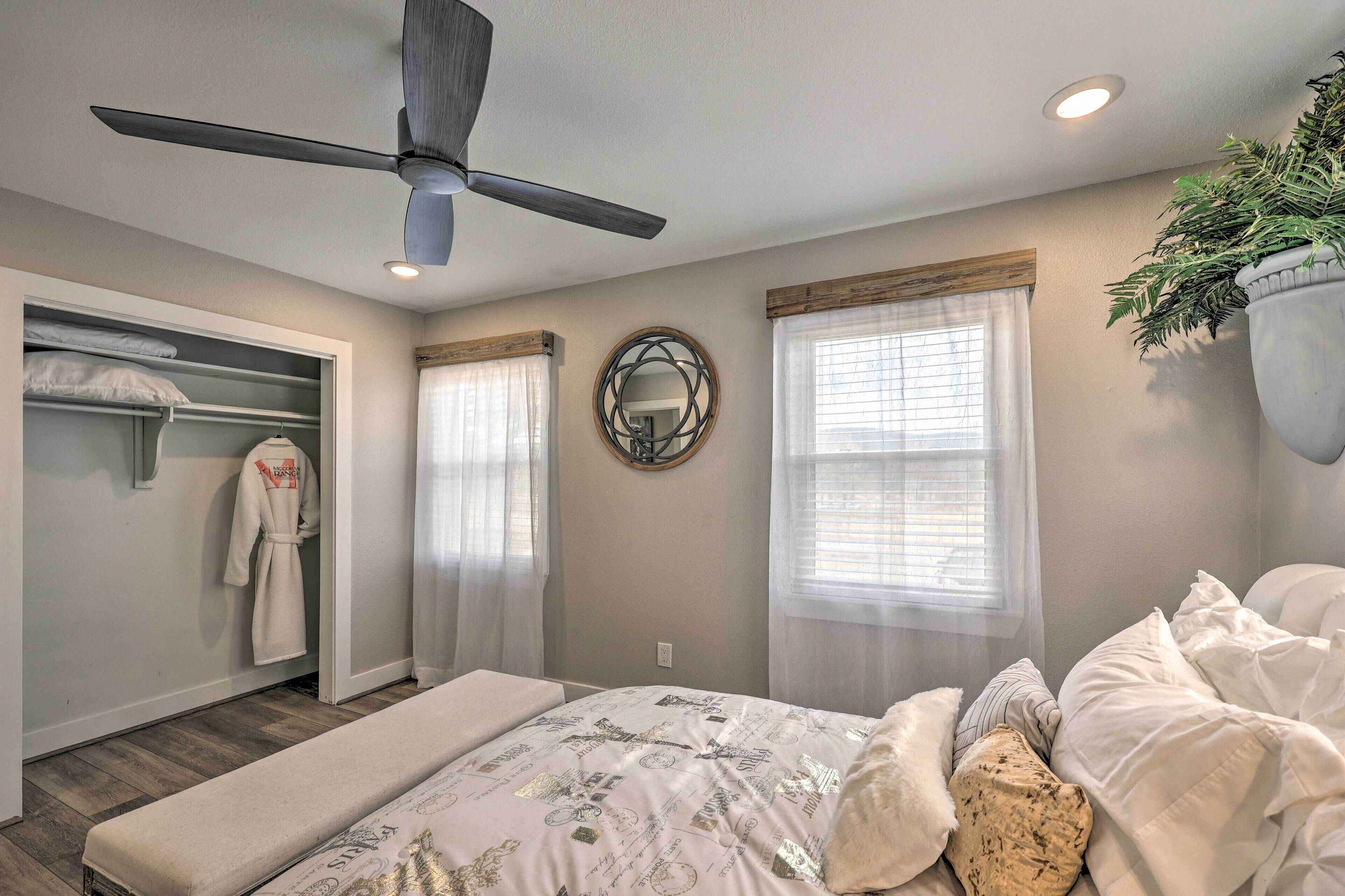 2 bedrooms, internet, bed sheets