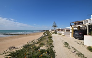 Una spiaggia nelle vicinanze, pesca
