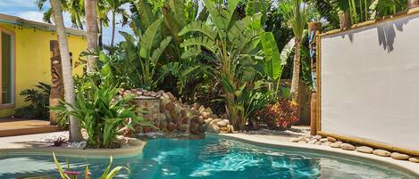 Una piscina al aire libre