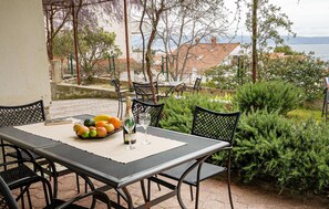 Outdoor dining - 2 bedroom nice apartment in Podstrana (Podstrana)