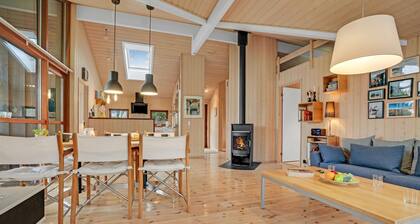 Amazing home in Spøttrup with kitchen