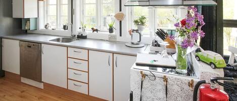 Køleskab, kogeplade, opvaskemaskine