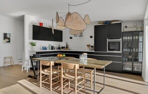 Réfrigérateur, four à micro-ondes, surface de cuisson, lave-vaisselle