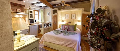 1 habitación, tabla de planchar con plancha, wifi gratis y ropa de cama