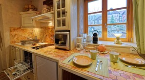 Kühlschrank, Mikrowelle, Herdplatte, Geschirrspüler