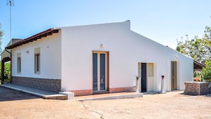 Edifici de planta baixa amb teulada plana, socle de maó i façana blanca. Hi ha dues portes i dues finestres a la façana.