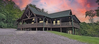 Dogwood Manor Hocking Hills: Family Friendly 8 bedrooms. WALK to Old Mans Cave!