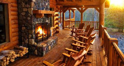 Dogwood Manor Hocking Hills: Family Friendly 8 bedrooms. WALK to Old Mans Cave!