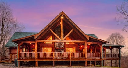 Dogwood Manor Hocking Hills: Family Friendly 8 bedrooms. WALK to Old Mans Cave!