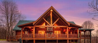 Dogwood Manor Hocking Hills: Family Friendly 8 bedrooms. WALK to Old Mans Cave!