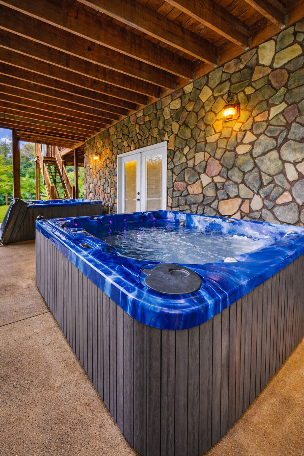 Indoor spa tub