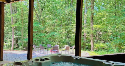 Aspen Hollow Lodge: Luxurious 5 Bedroom/4 Bathroom Space for 18 in Hocking Hills