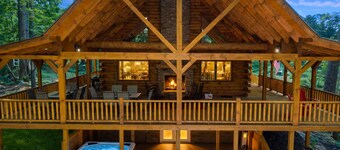 Aspen Hollow Lodge: Luxurious 5 Bedroom/4 Bathroom Space for 18 in Hocking Hills
