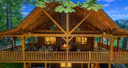 Aspen Hollow Lodge: Luxurious 5 Bedroom/4 Bathroom Space for 18 in Hocking Hills