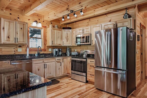 Jääkaappi, mikroaaltouuni, uuni, liesi