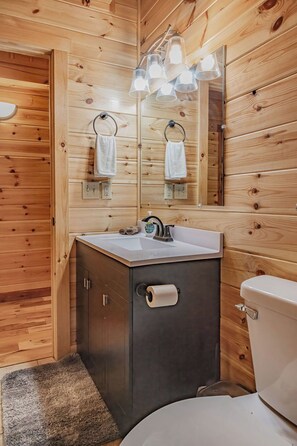 Suihkun ja ammeen yhdistelmä, hiustenkuivaaja, pyyhkeet, saippua