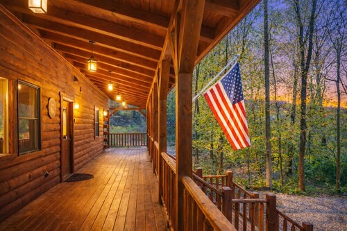 Aspen Hollow Lodge: Luxurious 5 Bedroom/4 Bathroom Space for 18 in Hocking Hills