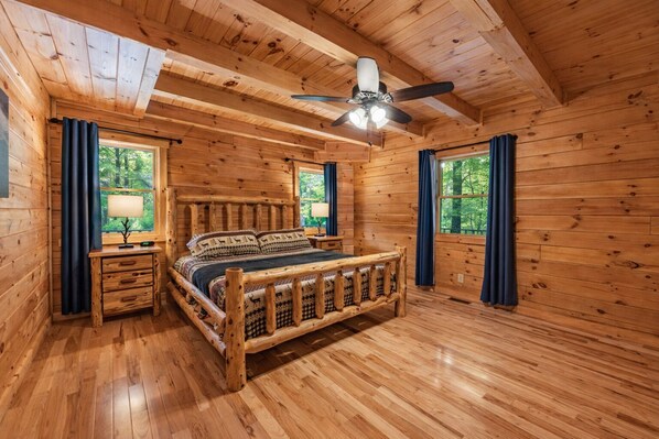 7 bedrooms, desk, WiFi (free), bed sheets - Blue Ridge Lodge Hocking Hills: Accessible Luxury (Logan)