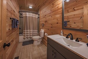 Combined shower/bathtub, hair dryer, towels, soap - Blue Ridge Lodge: Handicap Access Multi-Gen 8 bedroom estate in Hocking Hills (Logan)