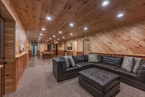 Interior - Blue Ridge Lodge Hocking Hills: Accessible Luxury (Logan)
